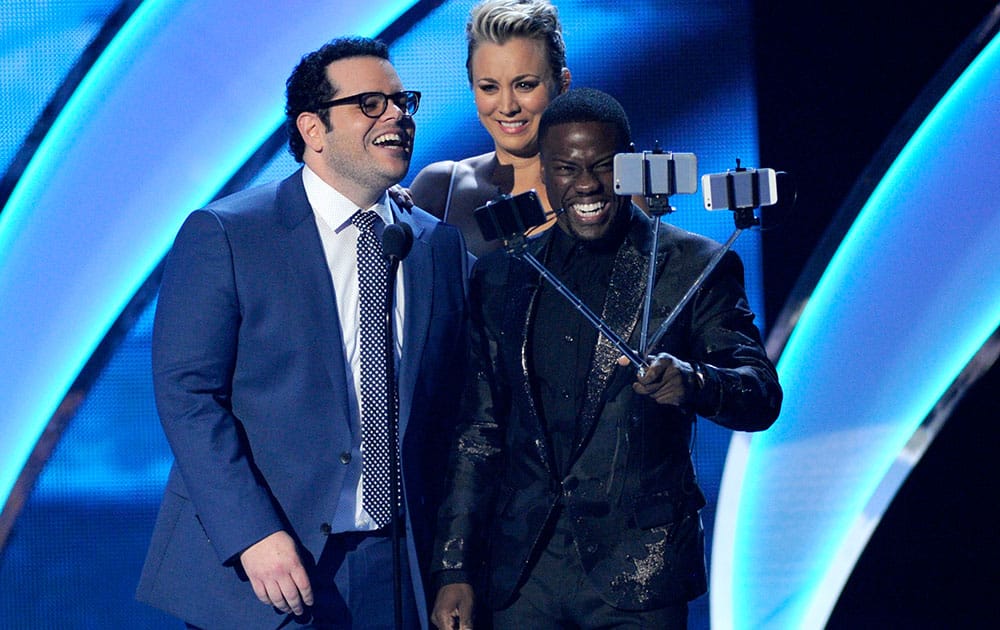 Josh Gad, from left, Kaley Cuoco-Sweeting, and Kevin Hart present the award for favorite comedic movie actress at the People's Choice Awards at the Nokia Theatre.