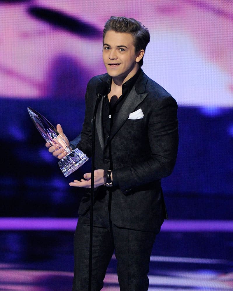 Hunter Hayes accepts the award for favorite male country artist at the People's Choice Awards at the Nokia Theatre.