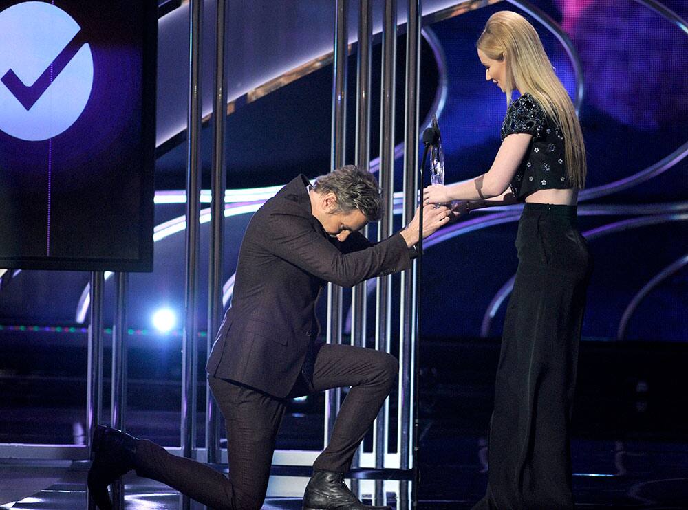 Dax Shepard, left, presents Iggy Azalea with the award for favorite hip-hop artist at the People's Choice Awards at the Nokia Theatre.