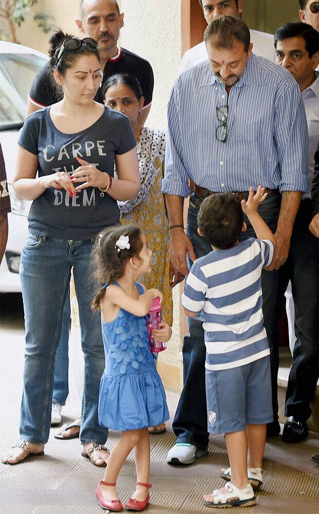 Bollywood actor Sanjay Dutt with wife Manyata and kids before leaving for Yerawada Jail after the end of his two weeks furlough by the state prison authorities, in Mumbai.