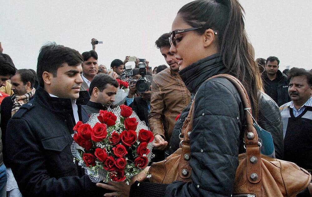 Samajwadi Party leaders welcome bollywood stars during the ongoing Saifai Mahotsav in Etawah.