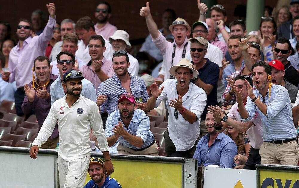 Virat Kohli is jeered by the crowd after an attempt to catch out Australia's Steve Smith on the fourth day of their cricket test match in Sydney.