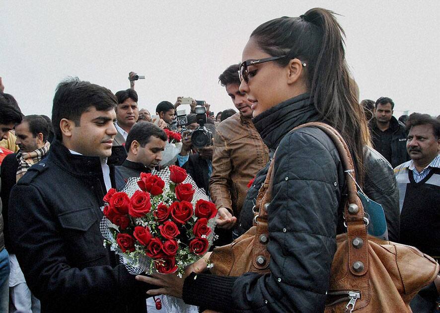 Samajwadi Party leaders welcome bollywood stars during the ongoing Saifai Mahotsav in Etawah.