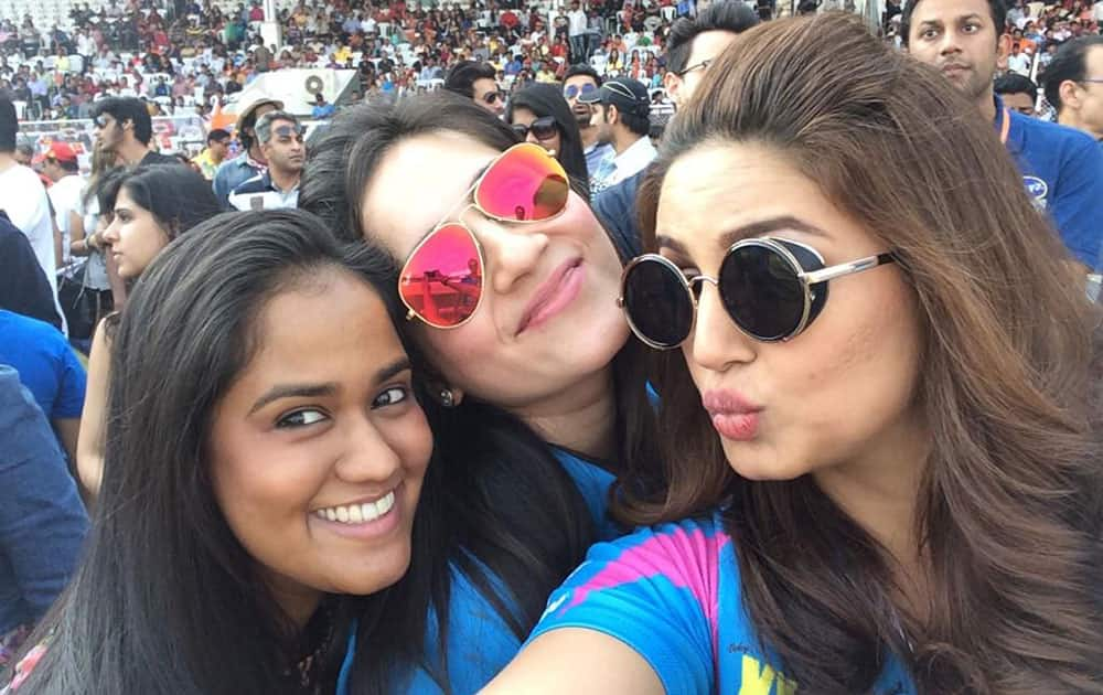 Arpita Khan Sharma :- Selfie time with @KANCHIKAUL @humasqureshi great game! pic.twitter