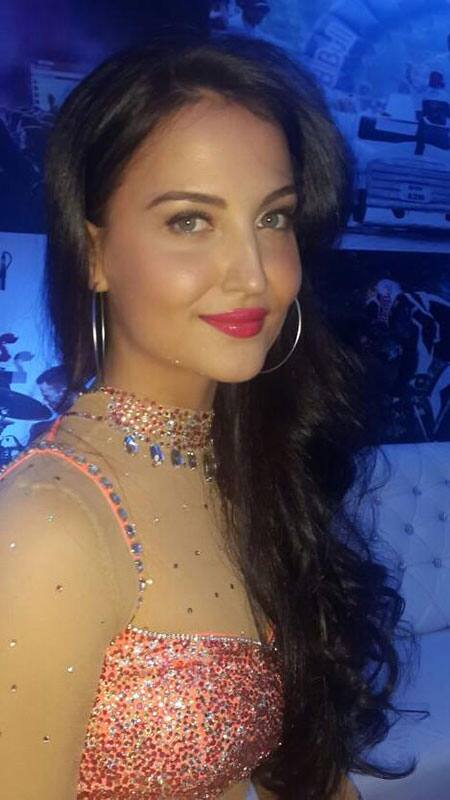 Elli Avram ‏:- Was great fun tonight to perform at #Umang Mumbai Police Show #woopwoop -twitter