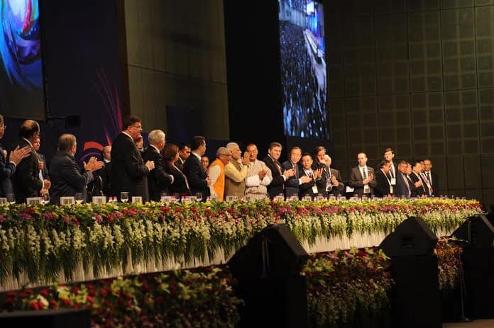 PM  Narendra Modi with other dignitaries during inauguration of vibrantgujarat Global Summit 2015 - twitter