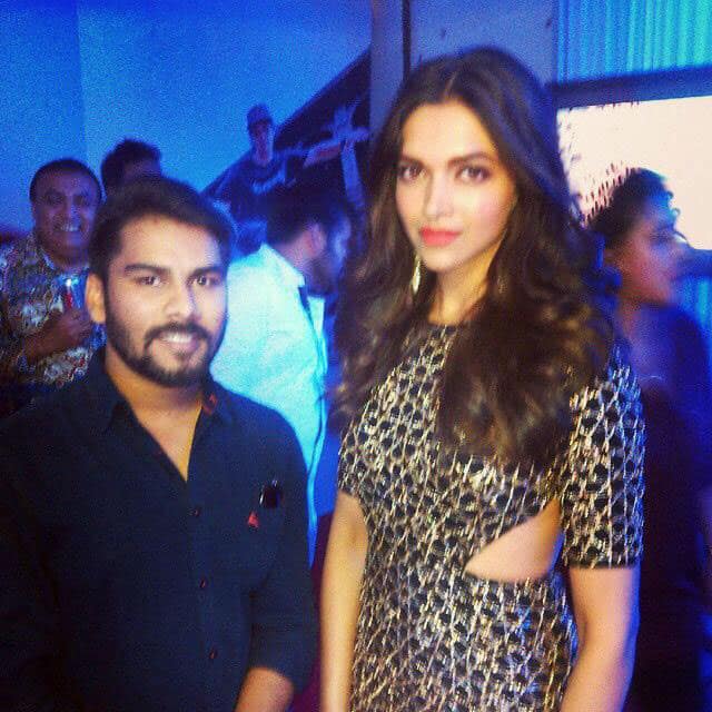 Deepika Padukone with a fan at Umang 2015 -twitter