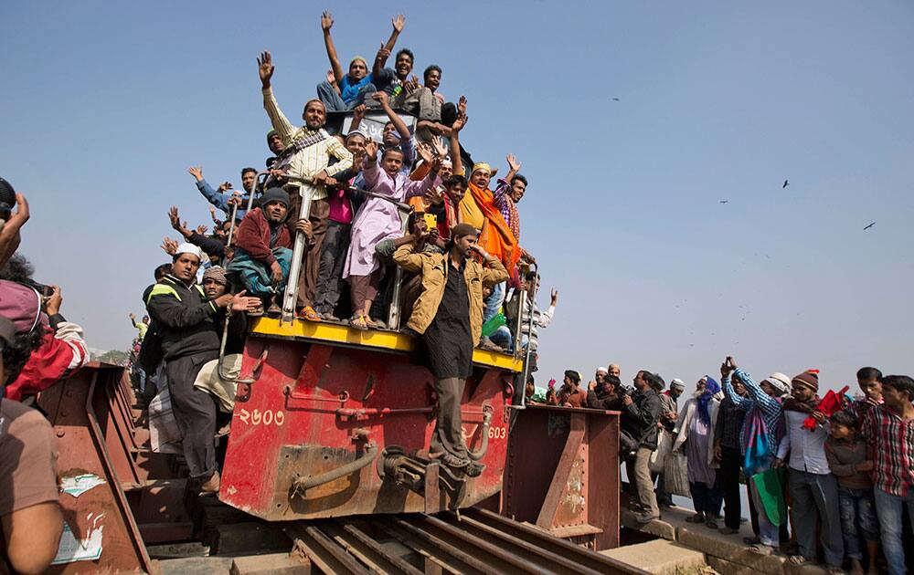 Bangladeshi Muslim devotees head to their homes in an over-crowded train after attending three-day Islamic Congregation on the banks of the River Turag in Tongi, 20 kilometers (13 miles) north of the capital Dhaka, Bangladesh.