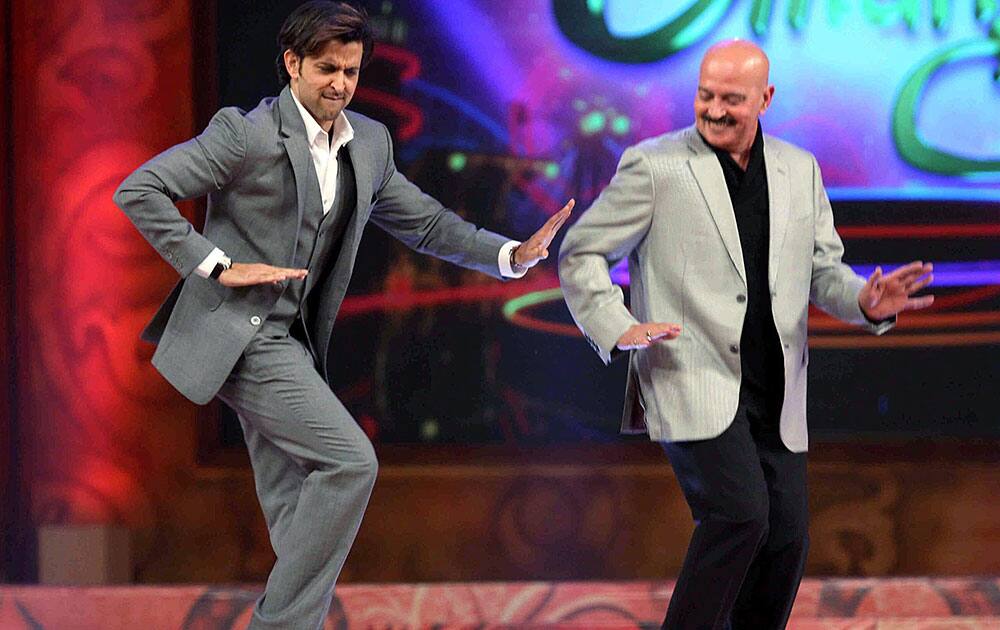 Bollywood actor Hrithik Roshan and his father and filmmaker Rakesh Roshan perform during the Umang Mumbai Police Show 2015 in Mumbai.