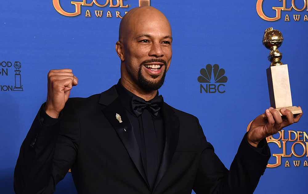 Common poses in the press room with the award for best original song 