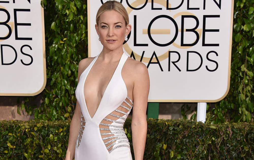 Kate Hudson poses in a Versace gown at the 72nd annual Golden Globe Awards.