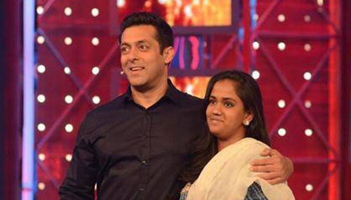 See: &#039;Bhai&#039; Salman Khan chilling with sister Arpita!