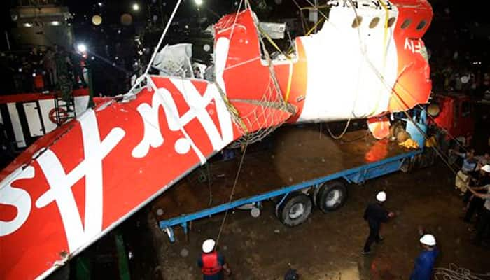 Divers make fresh bid to reach AirAsia jet main body