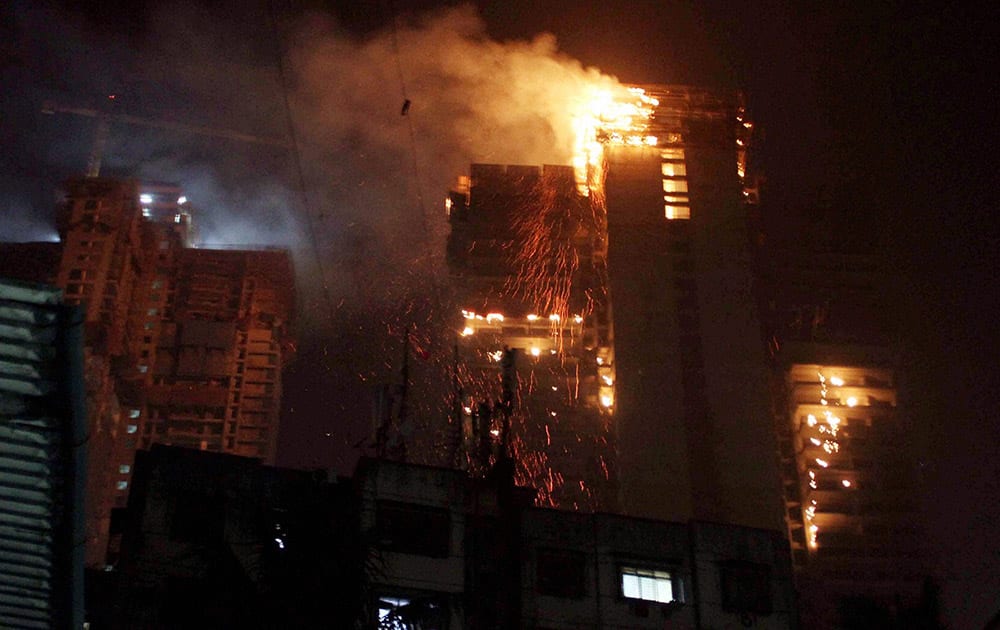 A major fire broke out at a 42-storeyed building which is under construction at Malad (East), in Mumbai.