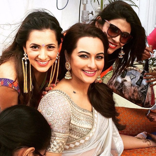 #bhaikishaadi #mehendi #ladkewaale #weddingtimes #fun #mygirls - instagram @aslisona