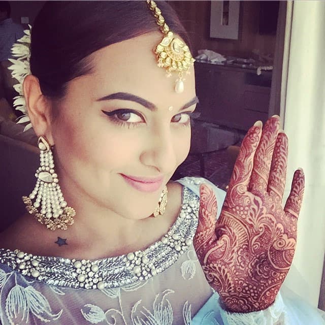 Rach gayi mehendi!! #bhaikishaadi #baraat #phere #weddingtimes #fun - instagram @aslisona