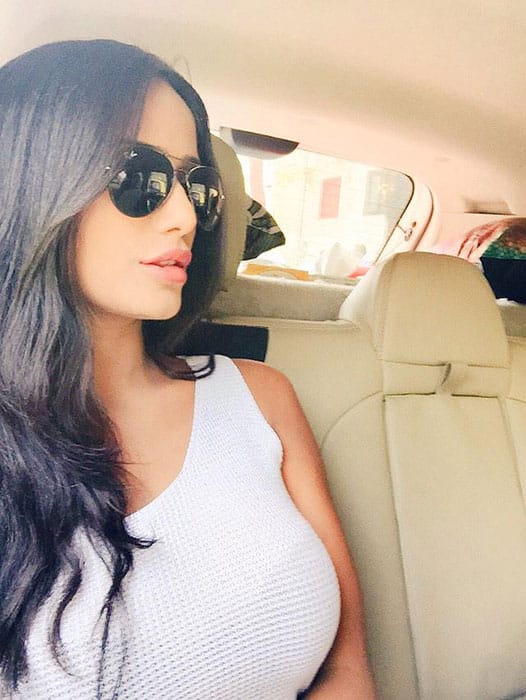 Poonam Pandey :- Few Mins to Go...and will Chat with You Personally on FOLLO App!! -twitter