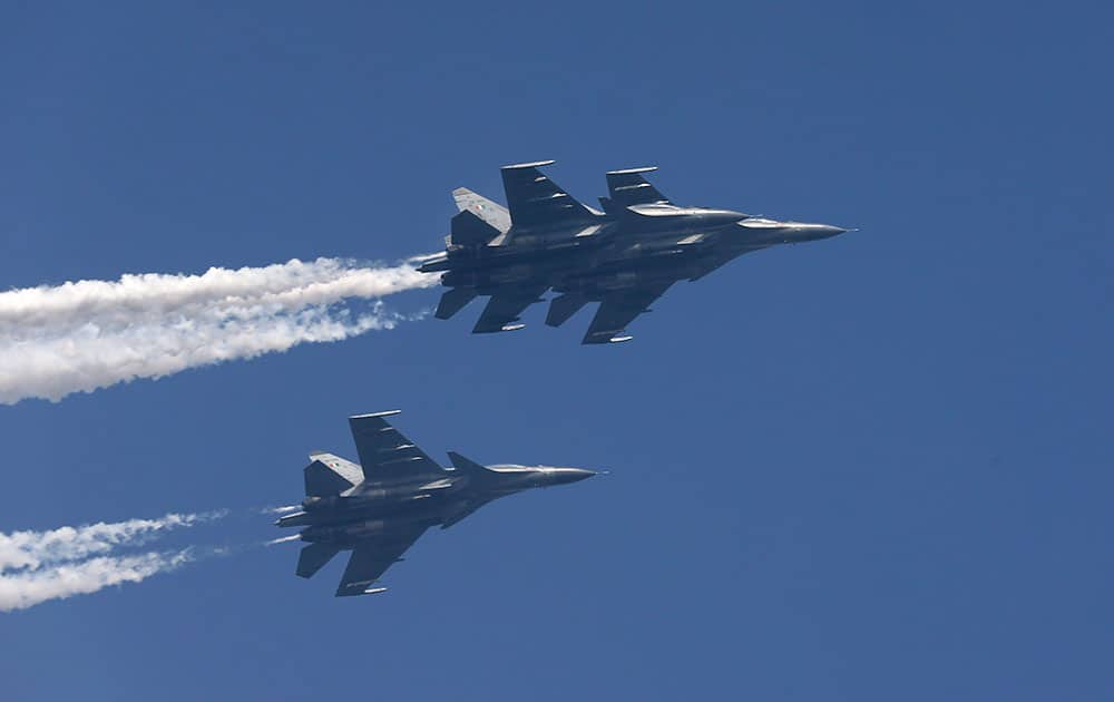 Air Force Sukhoi Su-30MKI fighters fly past during the full-dress rehearsal ahead of Republic Day parade in New Delhi.