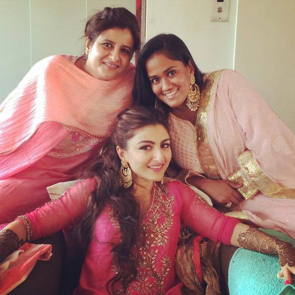 Congratulations Soha,Mendhi time @sakpataudi @roopa_chadha - twitter@khanarpita 