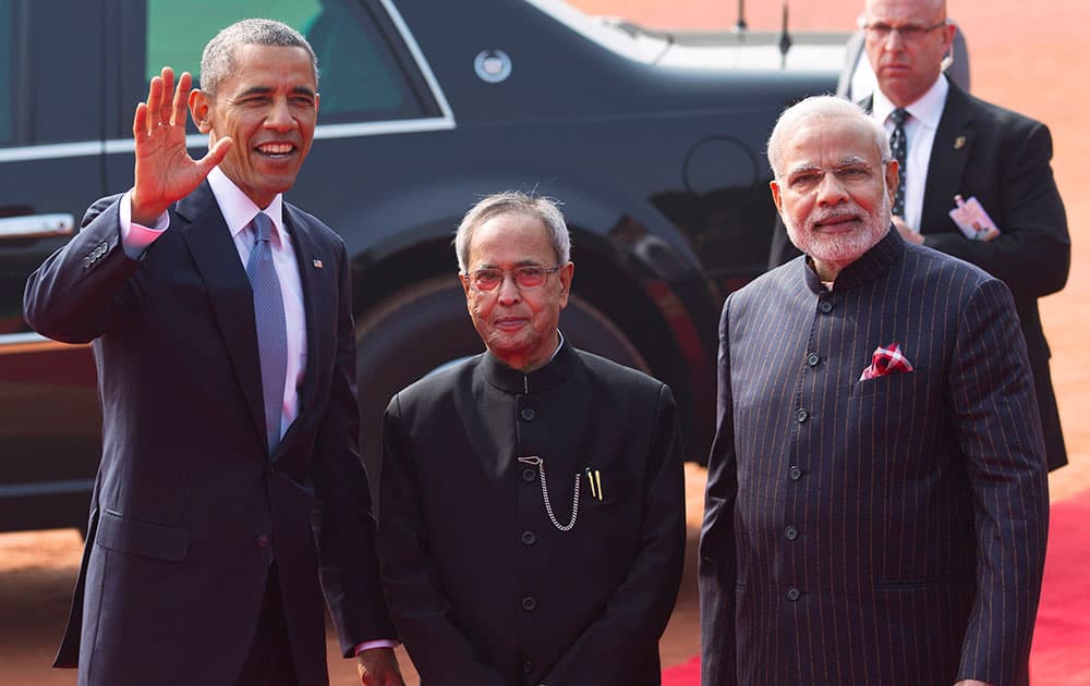 US President Barack Obama waves, as Indian President Pranab Mukherjee and Prime Minister Narendra Modi stand beside him during a ceremonial reception at the Indian presidential Palace in New Delhi, India.