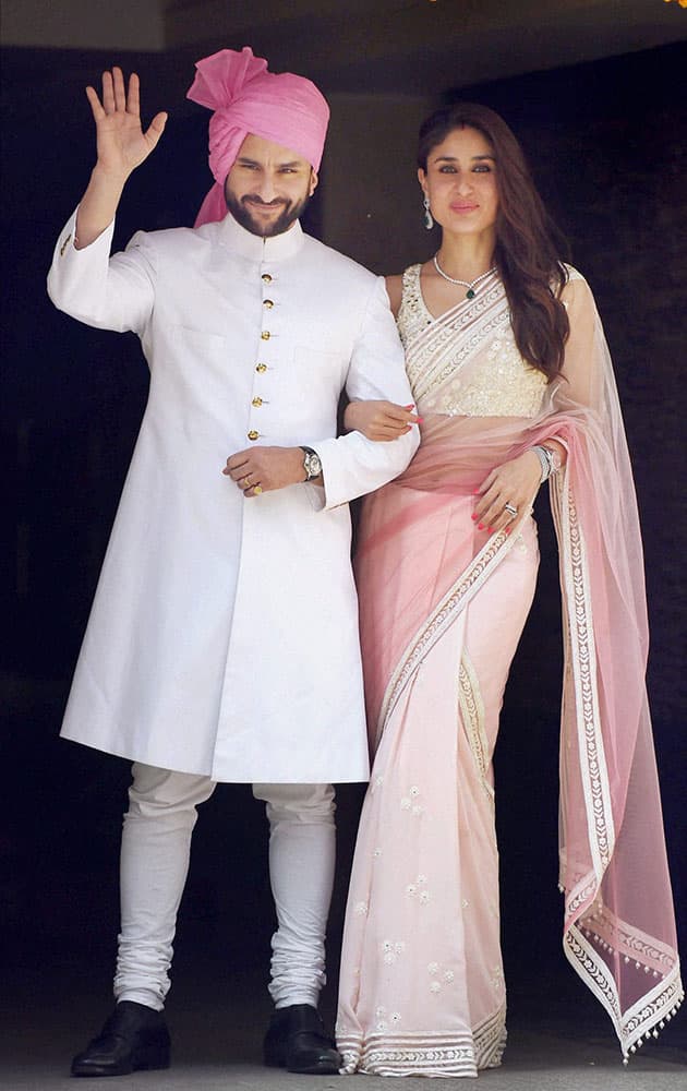  Saif Ali Khan and Kareena Kapoor Khan at Soha Ali Khan and Kunal Khemus wedding in Mumbai.