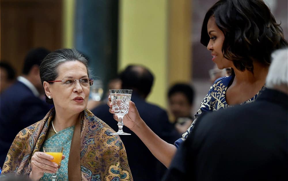 US First Lady Michelle Obama raises toast to Congress President Sonia Gandhi during a banquet hosted at the Rashtrapati Bhavan in New Delhi.