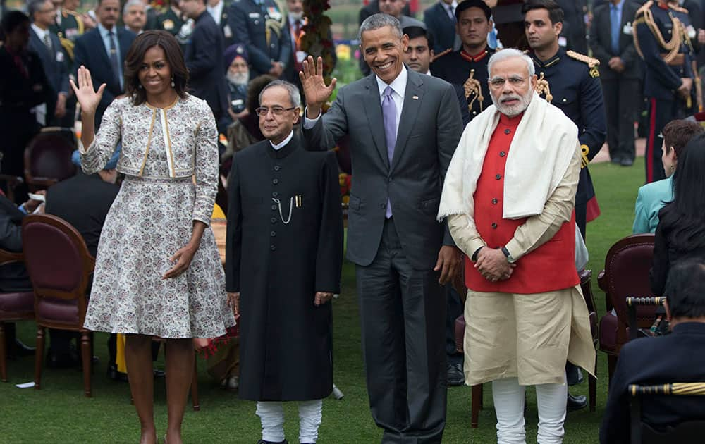 US President Barack Obama and first lady Michelle Obama, wave as they pose with Prime Minister Narendra Modi and President Pranab Mukherjee for photographers during a reception in the Mughal Gardens at the Rashtrapati Bhavan presidential palace in New Delhi.