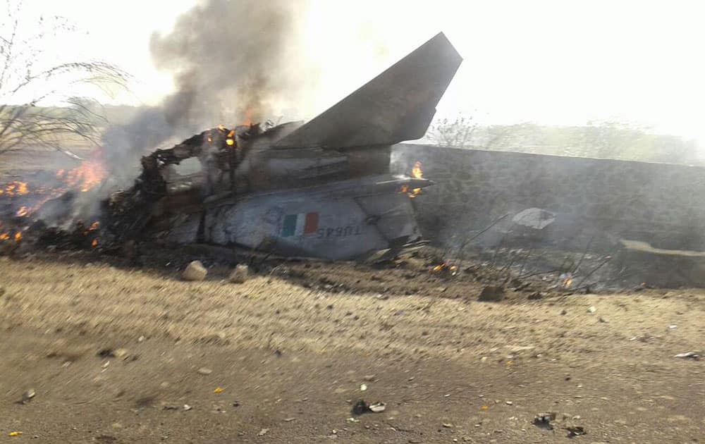 MIG 27 crashes near Barmer district in Rajasthan. pic.twitter
