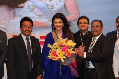 Aishwarya Rai :- The beauty Queen #Aishwarya at #LifeCell event 2015. -twitter