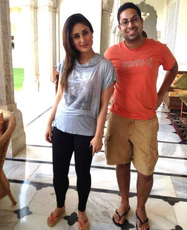 Kareena Kapoor Khan :- Kareena snapped with a fan in Jaipur pic.twitter