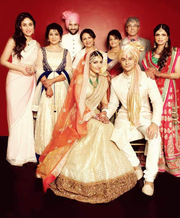 Kareena Kapoor Khan ‏: Photo: New, Here is the Family Potrait of Soha - Kunal Wedding - twitter