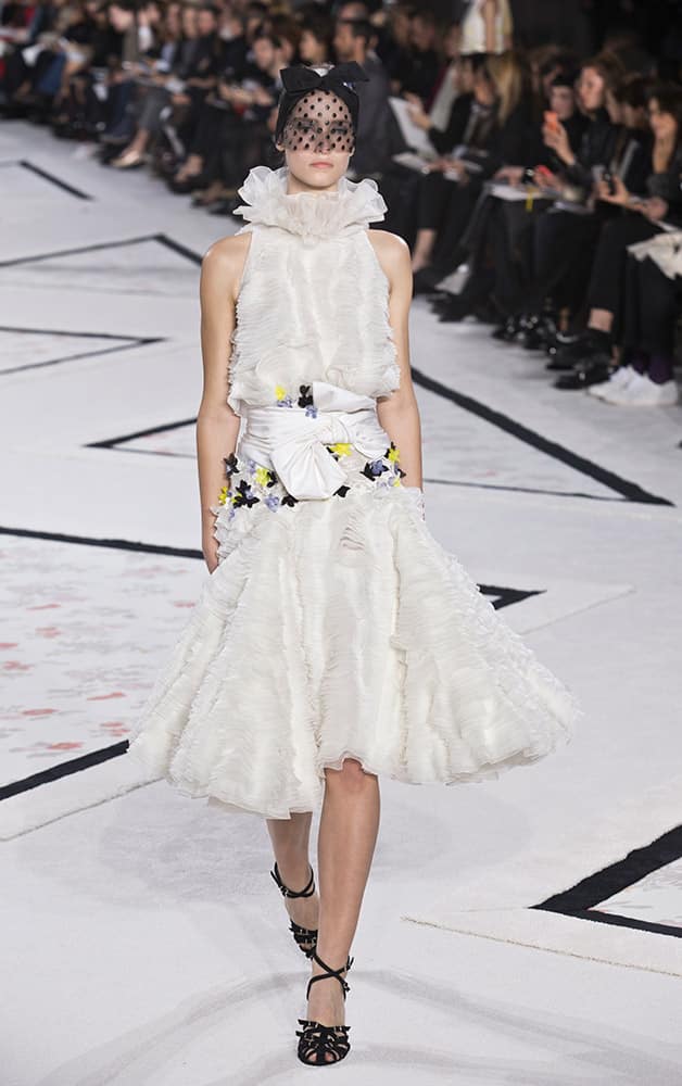 A models wear a creation for Giambattista Valli's Spring-Summer 2015 Haute Couture fashion collection presented in Paris.