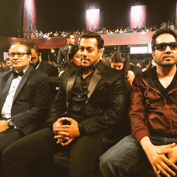 King Mika Singh :- Had a superb time with @BeingSalmanKhan bhai at Britannia @filmfare awards... -twitter