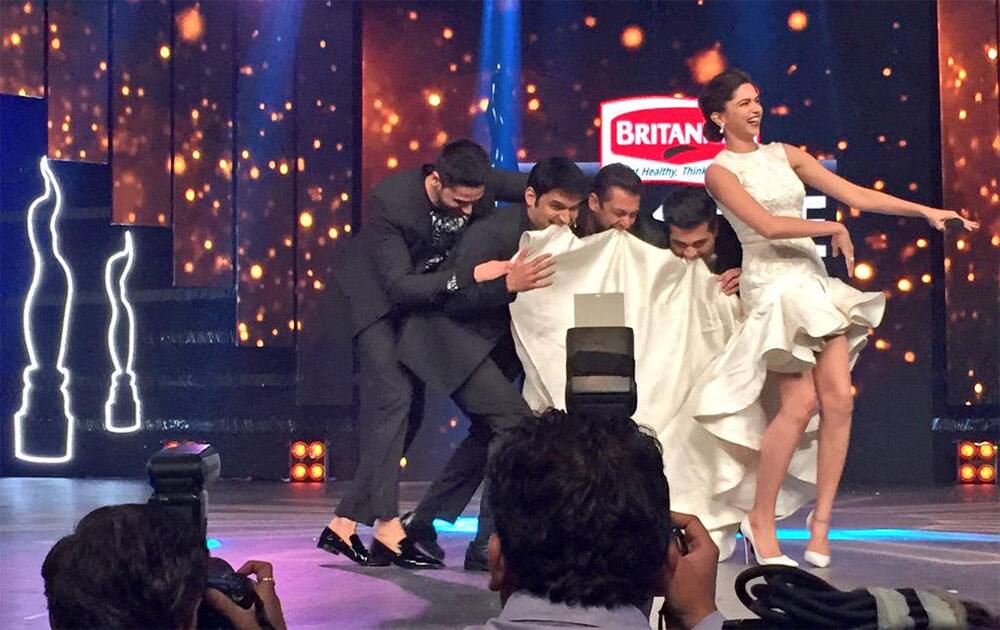 Pic taken by me Hilarious! #BritanniaFilmfareAwards @BeingSalmanKhan @KapilSharmaK9 @karanjohar @deepikapadukone Sid - twitter @Sophie_Choudry
