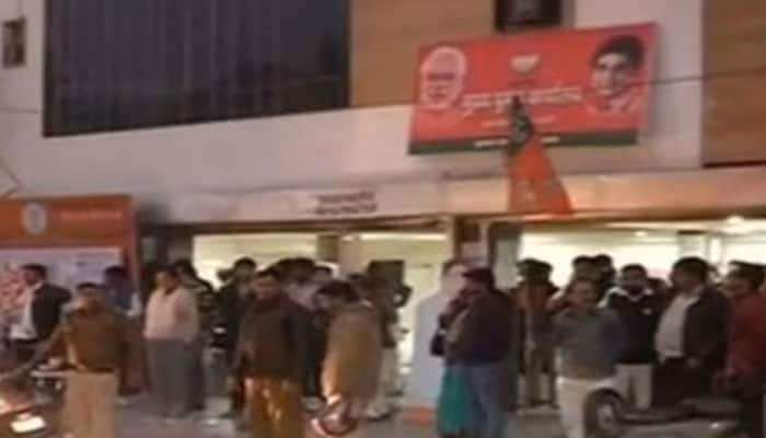 Delhi polls: BJP&#039;s Krishna Nagar office attacked, Kiran Bedi calls it &#039;unfortunate&#039;