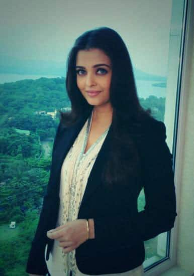 ALLAishwaryaWeb ‏:- Help trend #AishwaryaShootsForJAZBAA by also tweeting us your FAVE & LAST #Aishwarya film you've watched! -twitter