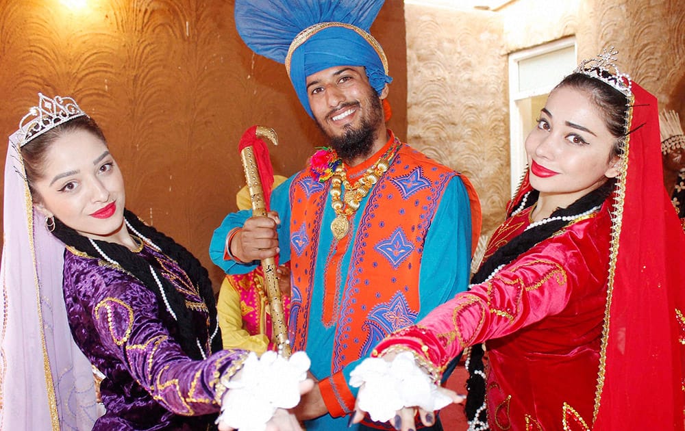 Foreign artists with a folk artist at the International Crafts Mela in Surajkund, Haryana.