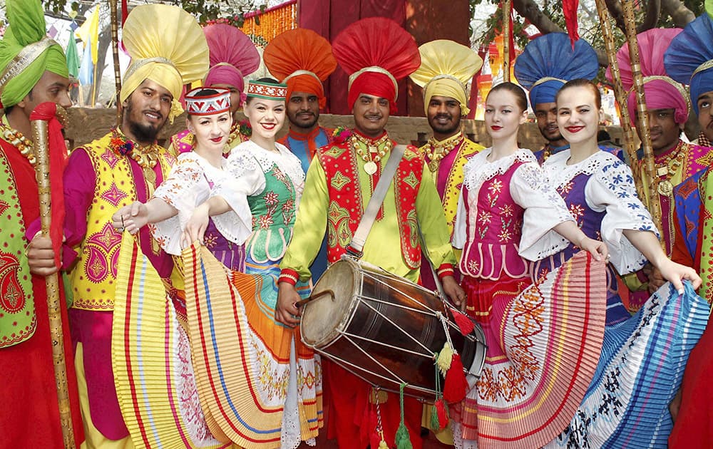 Folk artists during International Crafts Mela in Surajkund, Haryana.