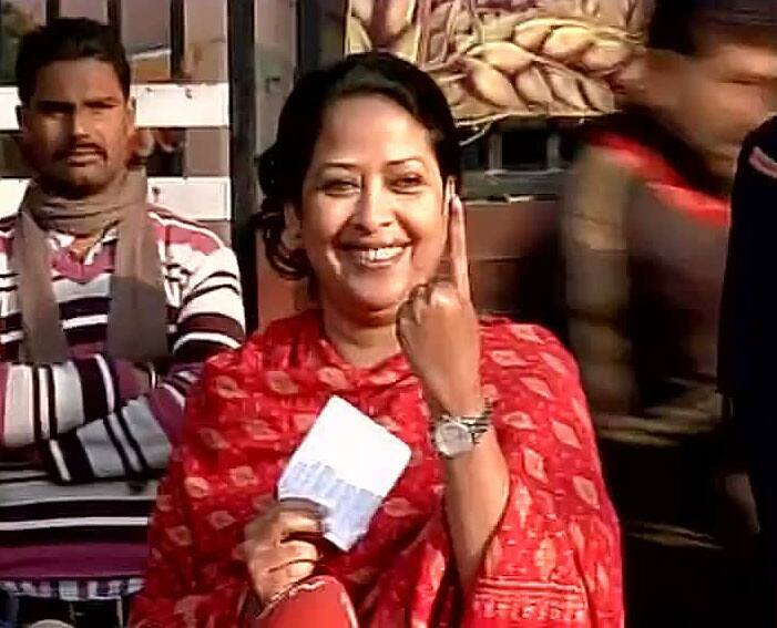 Congress candidate from GK Sharmishtha Mukherjee casts her vote #DelhiVotes 