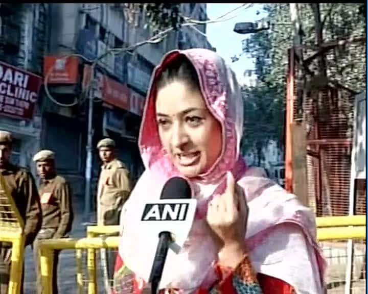 AAP's Alka Lamba casts her vote #DelhiVotes -twitter