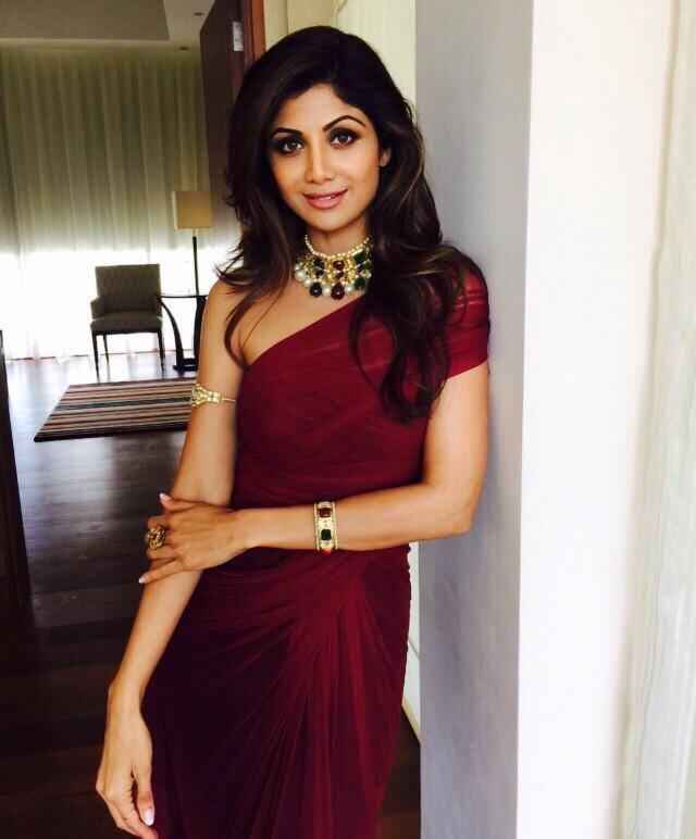 At the dubai event wearing #Gehnaboutique  jewels. Pic Courtesy: Twitter@TheShilpaShetty