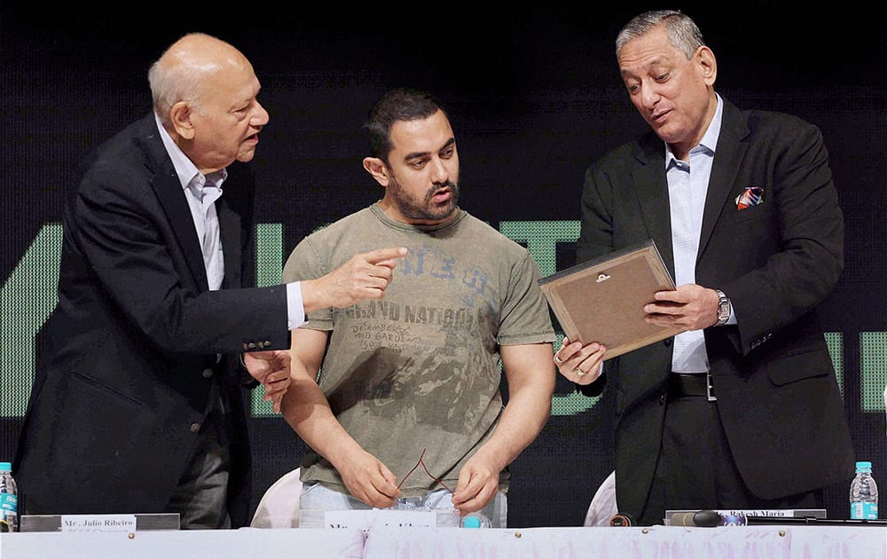 Rakesh Maria, Mumbai Police Commissioner, Bollywood actor Aamir Khan and Former Mumbai Police Commissioner Julio Rebeiro during the Youth for Governance 2015 (YFG) in Mumbai.