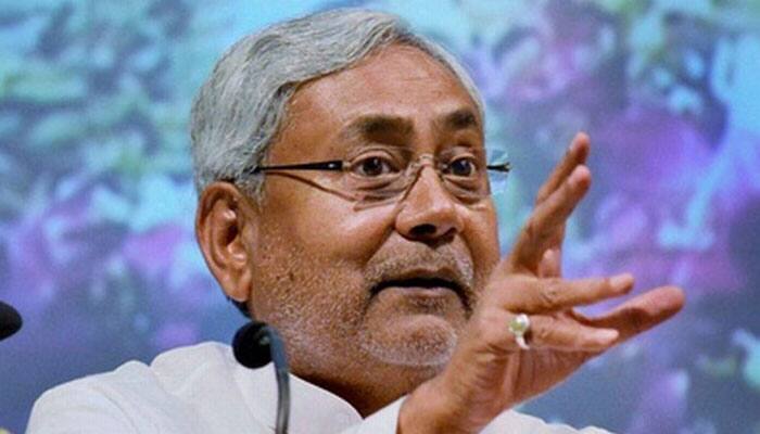 JD(U) leader Nitish Kumar meets President, claims majority to form govt in Bihar