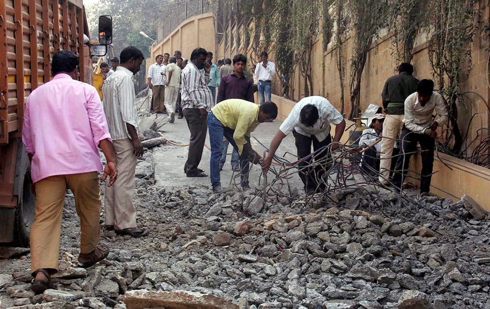 Brihanmumbai Municipal Corporation (BMC) men demolish the illegal ramp constructed outside actor Shahrukh Khans Bandra bungalow ‘Mannat’ in Mumbai.