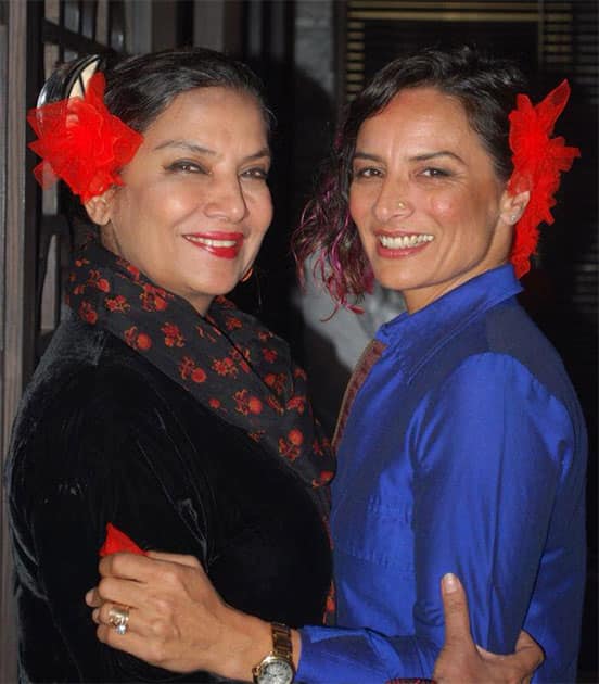 With glamorous daughter in law Adhuna Akhtar at a celebrstion of #BBLUNT products launch presented by Cointreau - twitter @AzmiShabana