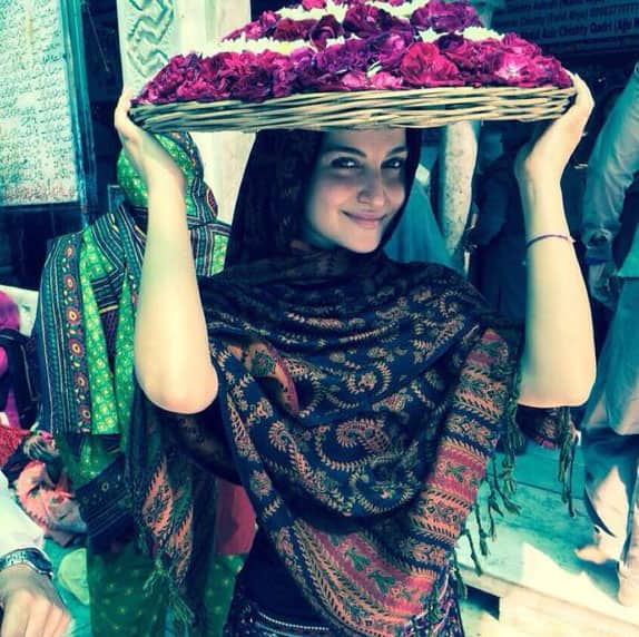 Elli Avram :- Feeling so blessed after visiting Khwaja Garib Nawaz Dargah Sharif in Ajmer.   ‏-twitter