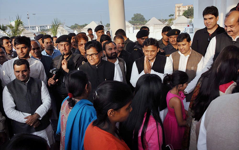 UP Chief Minister Akhilesh Yadav, Ramgopal Yadav and other Samajwadi Party leaders welcome the guests in Saifai.