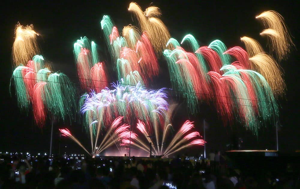 Filipinos watch as fireworks from The Netherlands light up the sky at scenic Manila Bay during the 6th International Pyro Musical competition.