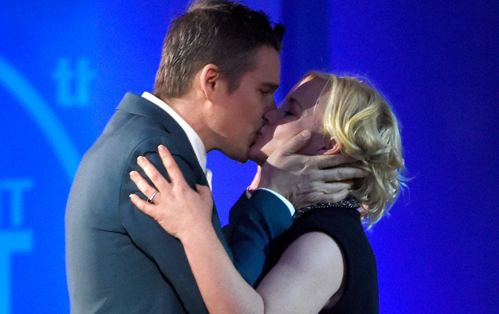 Ethan Hawke, left, presents Patricia Arquette with the award for best supporting female for “Boyhood”at the 30th Film Independent Spirit Awards.