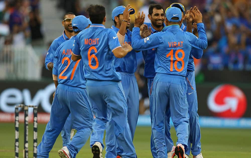 Indian players celebrate the wicket of South Africa's Quinton de Kock during their Cricket World Cup pool B matchin Melbourne, Australia